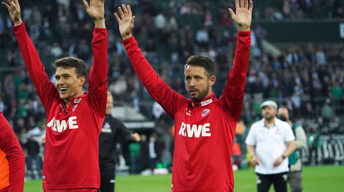 Dejan Ljubicic und Mark Uth lassen sich von den FC-Fan feiern.