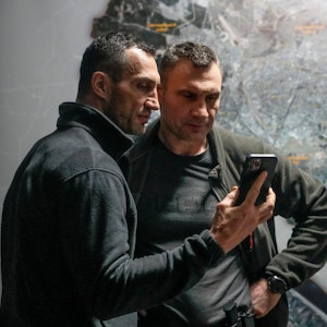 Vitali und Wladimir Klitschko kämpfen in der Ukraine für Frieden. Sie rechnen mittlerweile mit dem Schlimmsten, auch mit Atomwaffen, wie Vitali Klitschko nun in einem Fernsehinterview offenbarte.