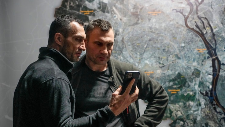 Vitali und Wladimir Klitschko kämpfen in der Ukraine für Frieden. Sie rechnen mittlerweile mit dem Schlimmsten, auch mit Atomwaffen, wie Vitali Klitschko nun in einem Fernsehinterview offenbarte.