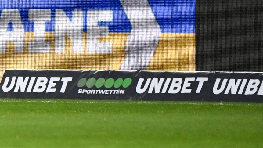 Borussia Mönchengladbach wird vorerst keine Bandenwerbung mehr für den Sportwettenanbieter „Unibet“, hier zu sehen beim Heimspiel gegen Hertha BSC am 12. März 2022, machen.