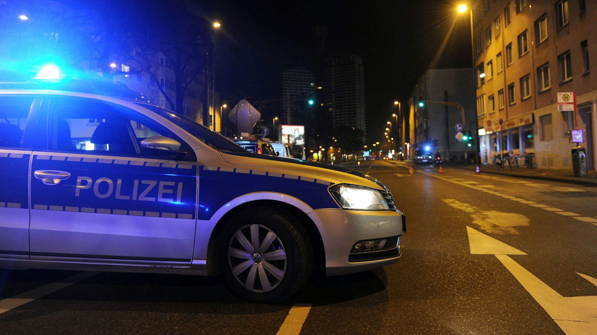 In Köln-Nippes ist am Ostermontag eine Frau in ihrer Wohnung tot aufgefunden worden. Unser Symbolbild zeigt einen Polizeiwagen in Köln im Januar 2014.