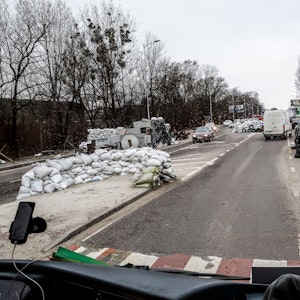 Fahrzeuge passieren einen militärischen Kontrollpunkt in Lwiw, während die russische Invasion in der Ukraine weitergeht.