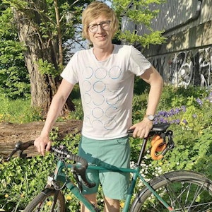 Moritz Fischer steht vor seinem Fahrrad. Dem Kölner wurde sein geliebtes Rad gestohlen.