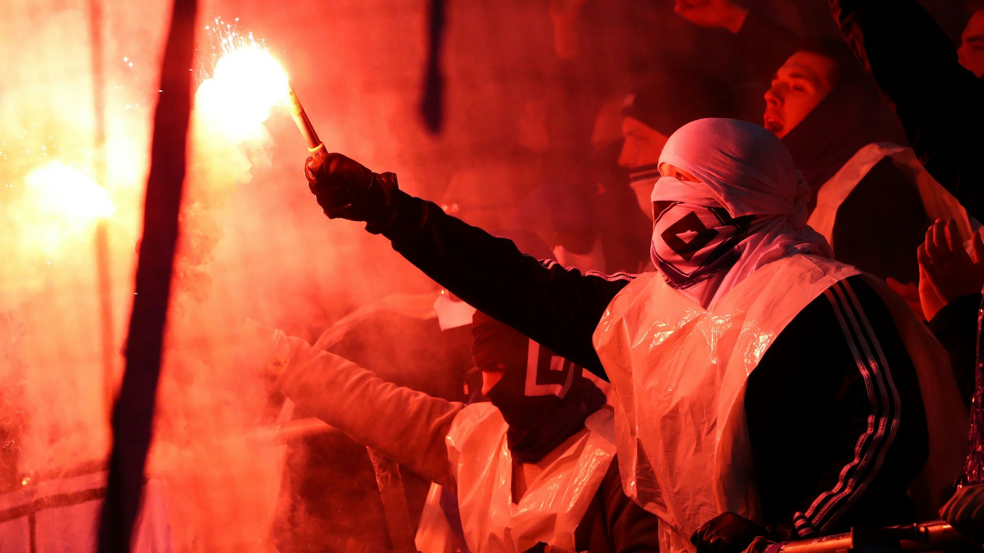 Ein Fan des Hamburger SV brennt Pyrotechnik ab.