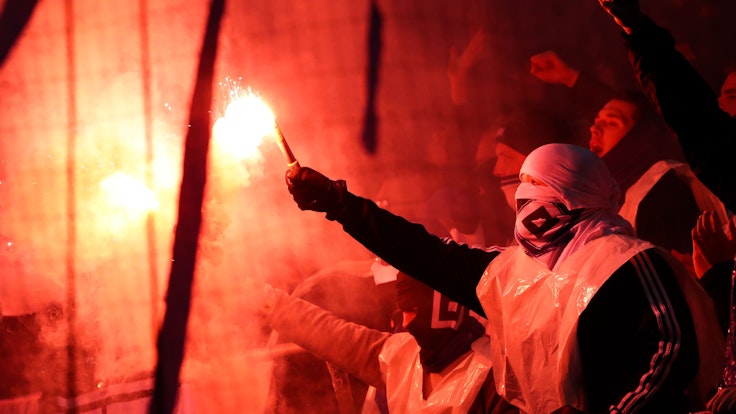 Ein Fan des Hamburger SV brennt Pyrotechnik ab.