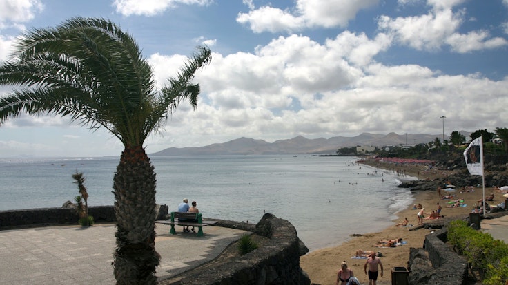 Wolken ziehen über den Strand von Puerto del Carmen auf der zu Spanien gehörenden Insel Lanzarote, aufgenommen am 12. September 2006.