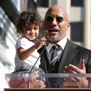 Dwayne „The Rock“ Johnson, hier am 13. Dezember 2017 mit Töchterchen Jasmine bei der Enthüllung seines Sterns auf dem Walk of Fame in Hollywood. Jetzt lässt er mit zuckersüßem Foto auf Instagram die Herzen seiner Fans höher schlagen.