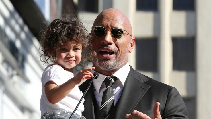 Dwayne „The Rock“ Johnson, hier am 13. Dezember 2017 mit Töchterchen Jasmine bei der Enthüllung seines Sterns auf dem Walk of Fame in Hollywood. Jetzt lässt er mit zuckersüßem Foto auf Instagram die Herzen seiner Fans höher schlagen.