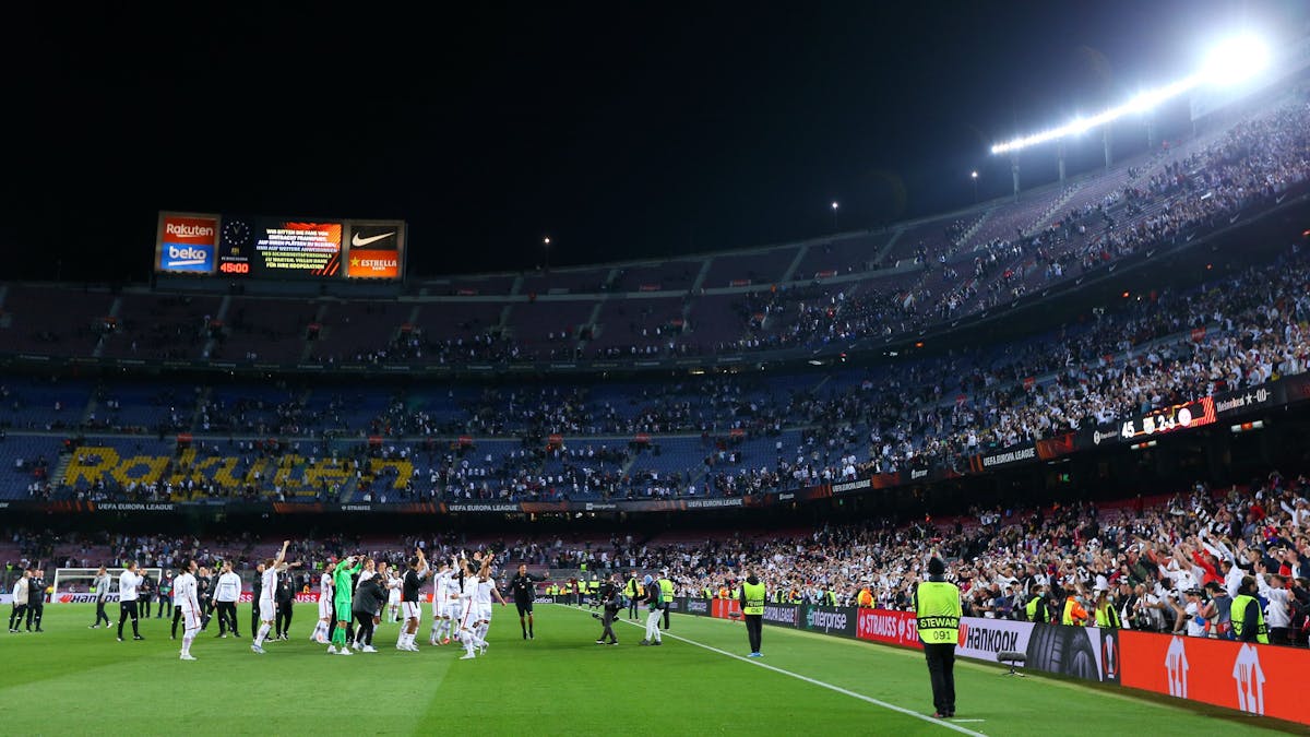 Die Spieler von Eintracht Frankfurt feiern mit ihren Fans den Sieg im Viertelfinale der Europa League beim FC Barcelona im Camp Nou