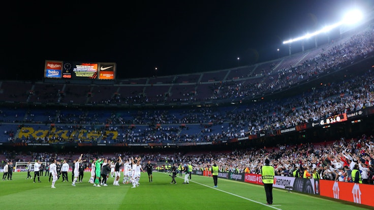 Die Spieler von Eintracht Frankfurt feiern mit ihren Fans den Sieg im Viertelfinale der Europa League beim FC Barcelona im Camp Nou