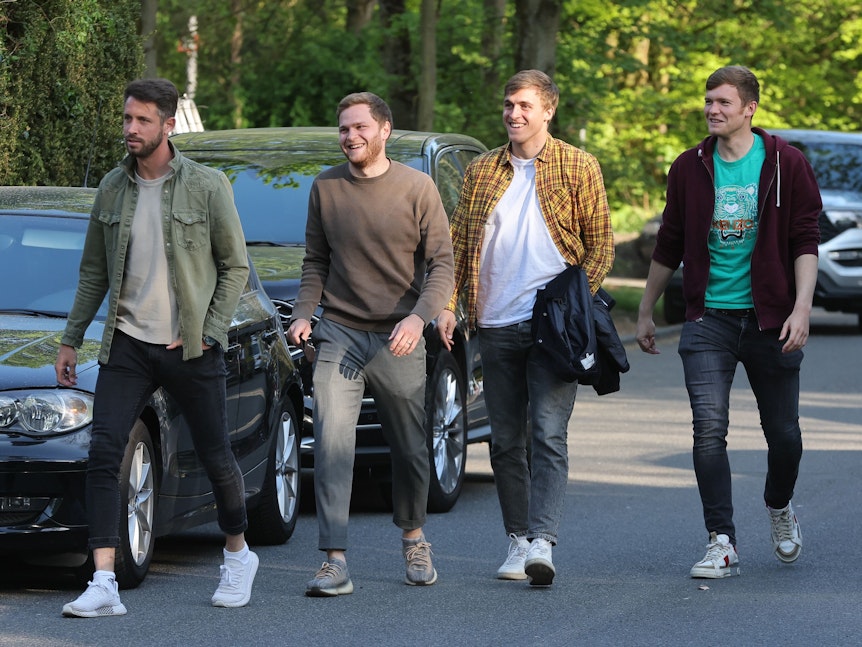 Mark Uth, Benno Schmitz, Timo Hübers und Luca Kilian kommen beim Mannschaftsabend des 1. FC Köln an.