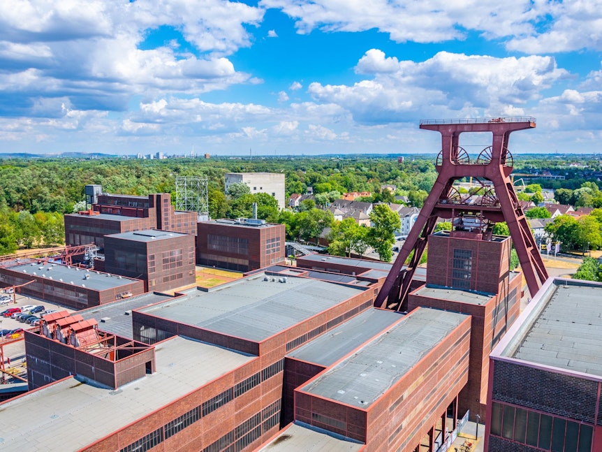 Eine historische Sehenswürdigkeit in NRW ist die Zeche Zollverein in Essen.