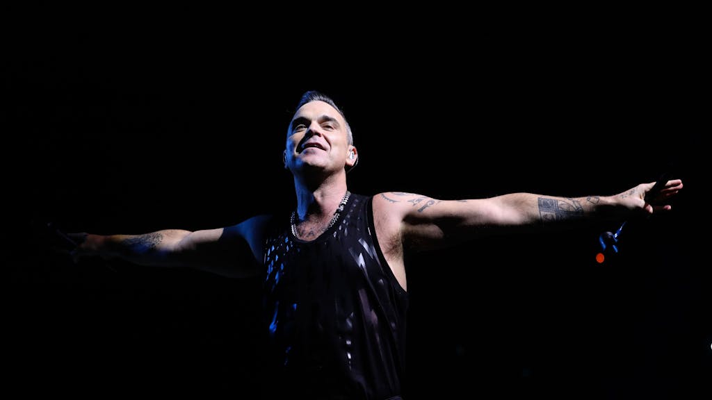 Robbie Williams bei einem Konzert auf der Bühne