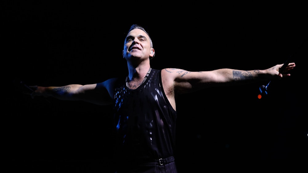 Robbie Williams bei einem Konzert auf der Bühne