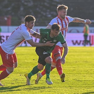 Jan-Luca Rumpf (Fortuna Köln) versucht Alexander Langlitz (SC Preußen Münster) zu stoppen.