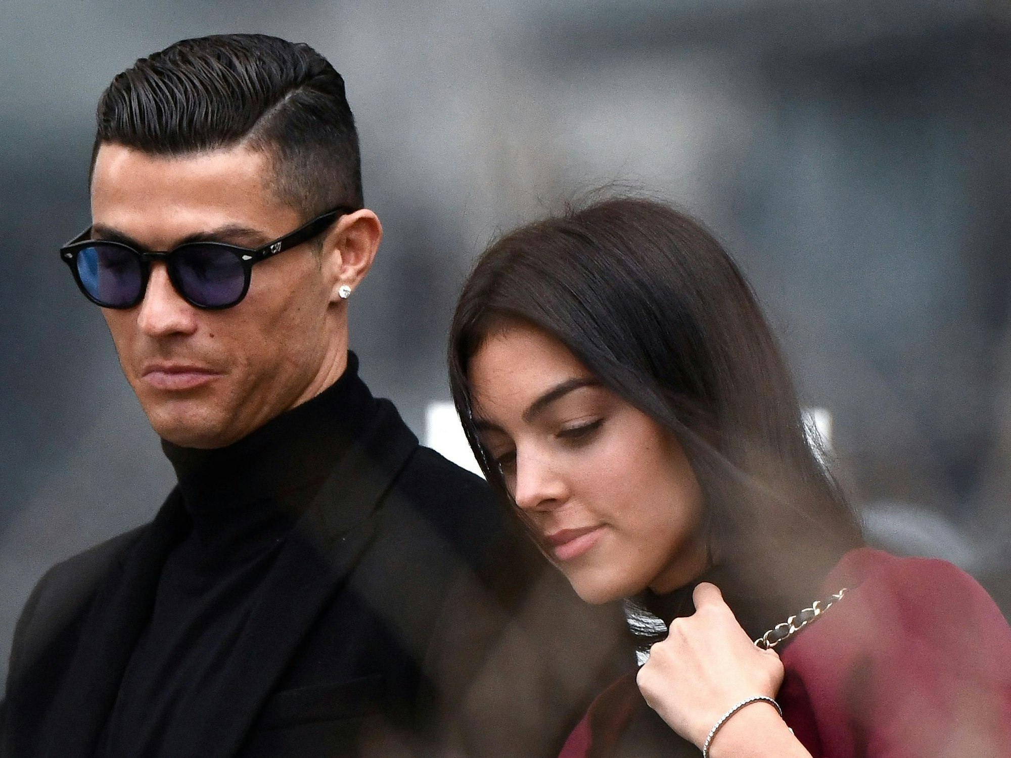 Cristiano Ronaldo und Georgina Rodriguez gehen Hand in Hand.