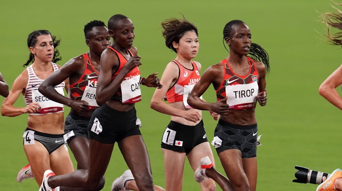 Olympia in Tokio 2021: Yasemine Can, Kaede Hagitani, Ahnes Jebet Tirop beim 5000-Meter-Lauf.