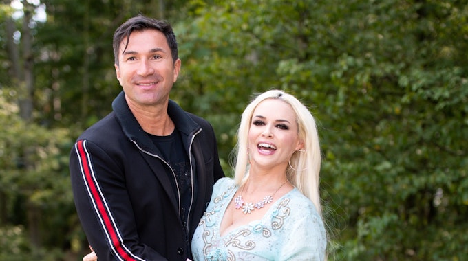 Reality-Show-Darstellerin Daniela Katzenberger und ihr Ehemann Lucas Cordalis lächeln bei einem Fototermin am 13.07.2020 in Köln.