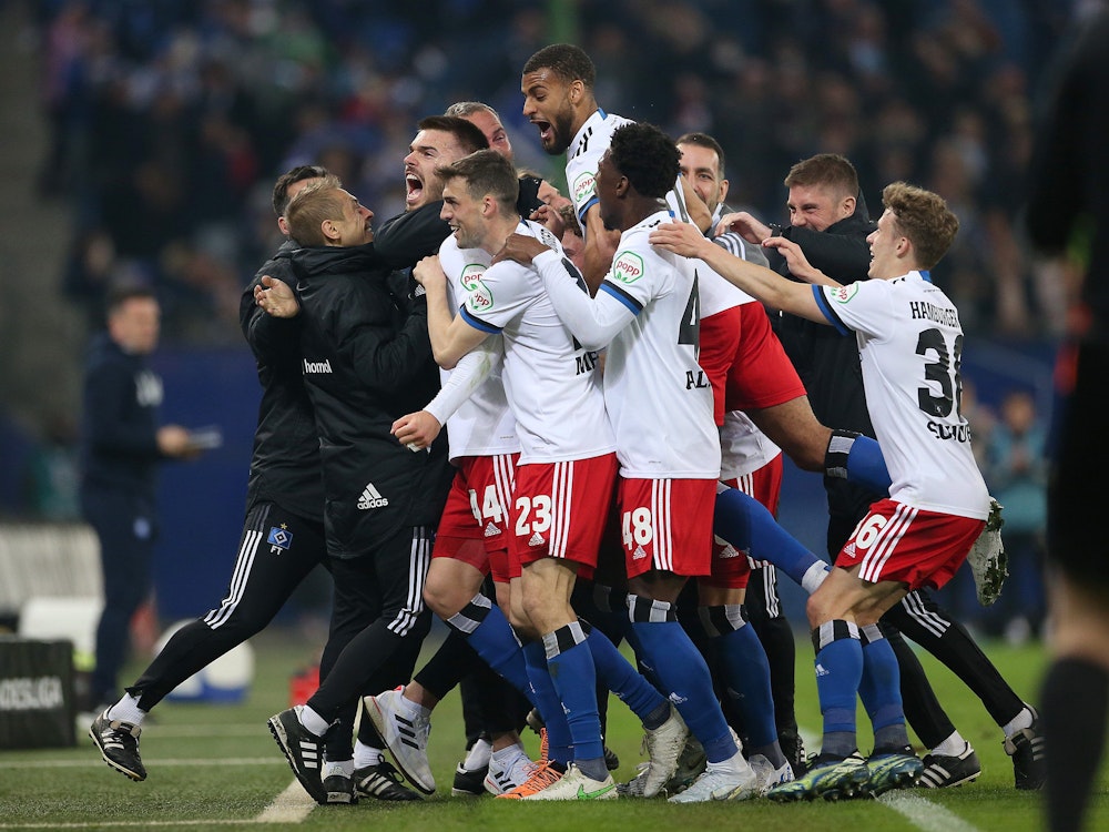 Jubel beim Zweitliga-Sieg des Hamburger SV gegen den Karlsruher SC.