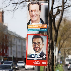 Wahlplakate hängen in Köln und werben für die Parteien von SPD und CDU. In Dortmund sind jetzt Wahlunterlagen verschickt worden – mit Kölner Adresse im Briefkopf.