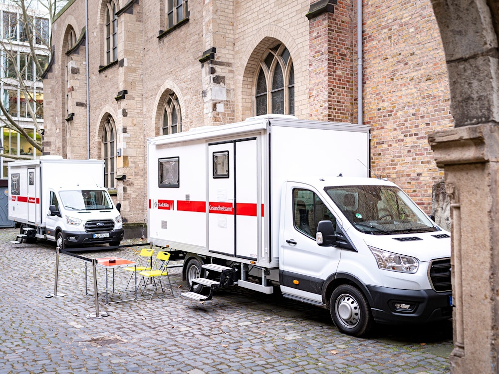 Die Fahrzeuge des mobilen Drogenhilfsangebotes der Stadt Köln stehen am Cäcilienhof.