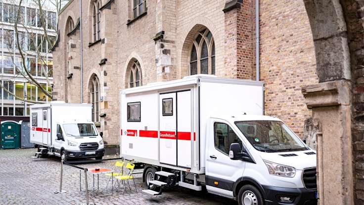 Die Fahrzeuge des mobilen Drogenhilfsangebotes der Stadt Köln stehen am Cäcilienhof.
