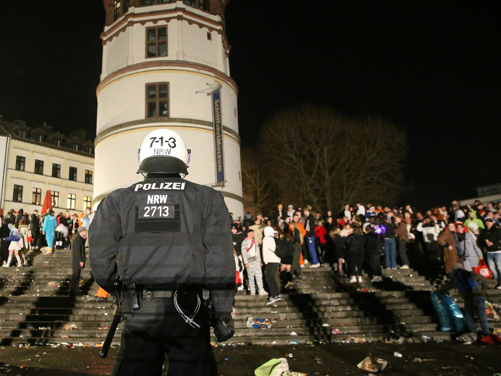 Karneval in Düsseldorf – Jugendliche feiern am 26. Februar 2022. Die Polizei beobachtet die Feiernden.