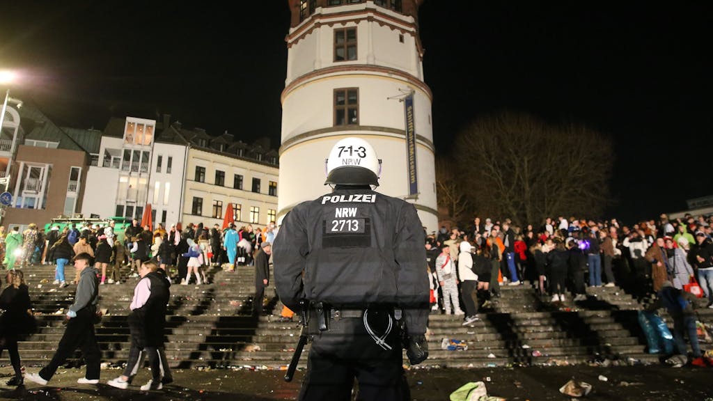 Karneval in Düsseldorf – Jugendliche feiern am 26. Februar 2022. Die Polizei beobachtet die Feiernden.