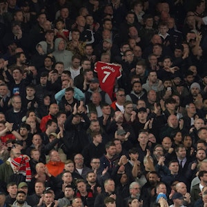 Liverpooler Fans applaudieren in der siebten Spielminute zur Unterstützung von Manchester Uniteds Cristiano Ronaldo und dessen Partnerin Georgina Rodriguez nach deren schwerem Schicksalsschlag.