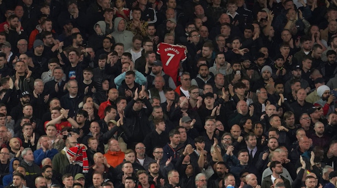Liverpooler Fans applaudieren in der siebten Spielminute zur Unterstützung von Manchester Uniteds Cristiano Ronaldo und dessen Partnerin Georgina Rodriguez nach deren schwerem Schicksalsschlag.