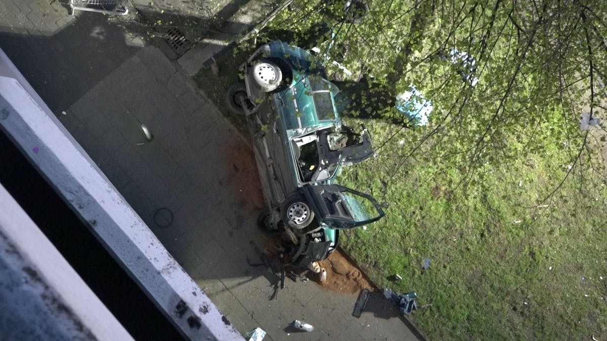 Das Wrack eines&nbsp;Autos liegt neben einem Parkhaus. Zwei junge Männer sind am Ostersonntag in Essen mit einem Auto aus der obersten Etage eines Parkhauses gestürzt und ums Leben gekommen.