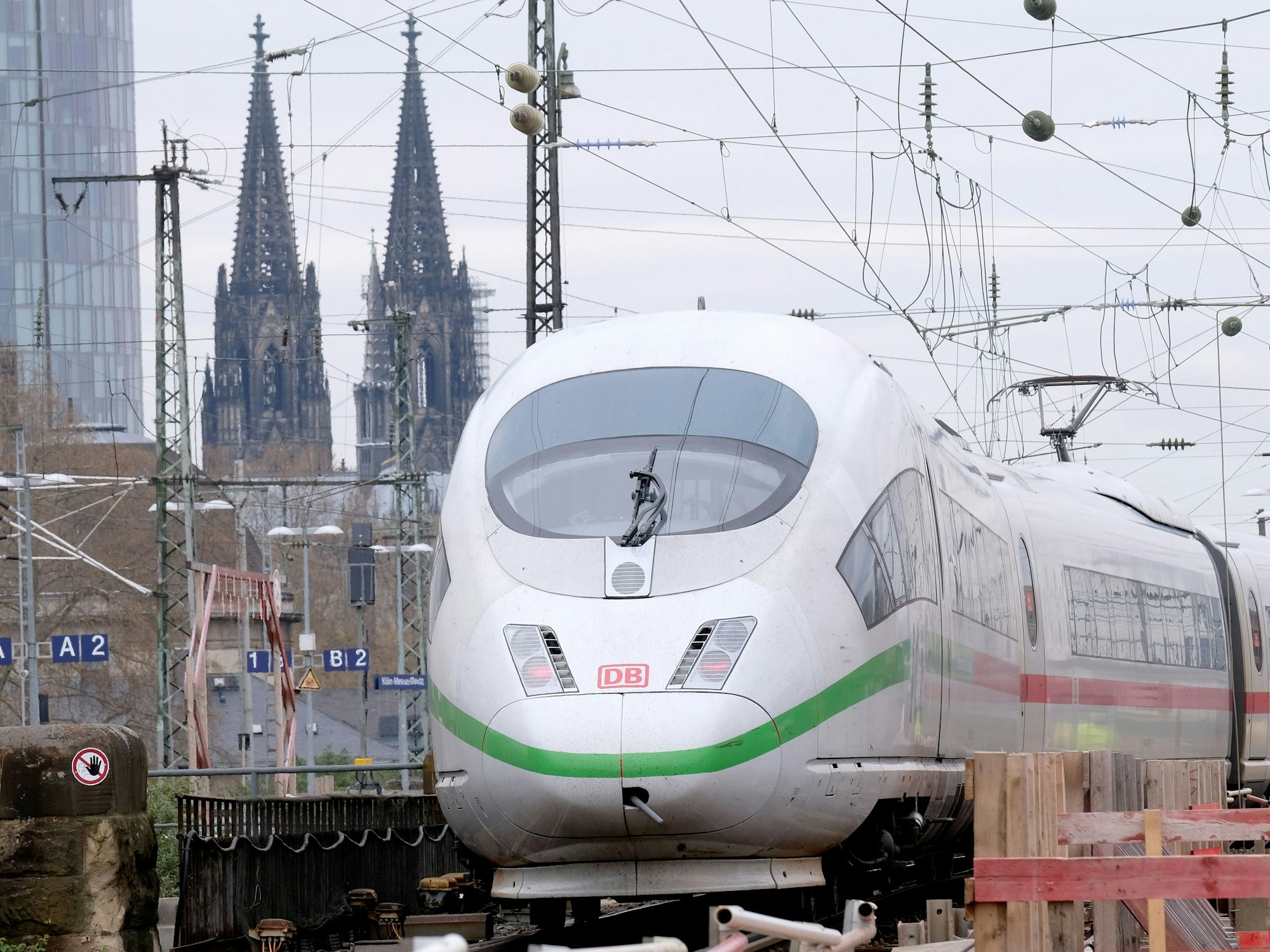 Das Foto zeigt einen ICE in Köln – die Bahn bietet für den Sommer Tickets für 9,90 Euro an.