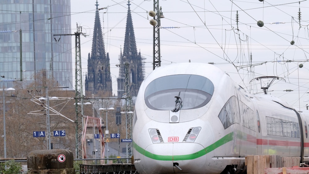 Ein ICE an einem Kölner Bahnhof. Ein Dieb konnte während einer Zugfahrt nach Köln mithilfe einer App aufgespürt werden.