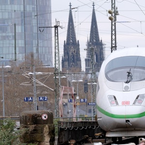 Ein ICE an einem Kölner Bahnhof. Ein Dieb konnte während einer Zugfahrt nach Köln mithilfe einer App aufgespürt werden.