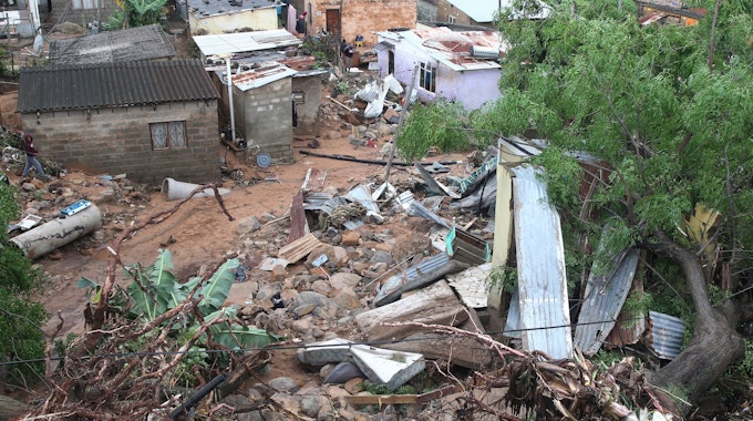 Unwetter-Katastrophe: Nach starken Überschwemmungen in Südafrika sind tausende Menschen sind in Lebensgefahr. Häuser sind nach Überschwemmungen zerstört worden. Das Foto entstand am 12. April 2022 in Durban.