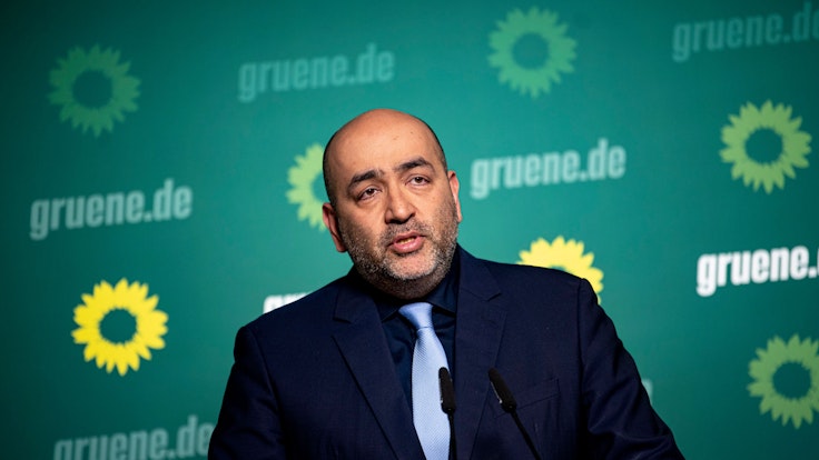 Omid Nouripour, Bundesvorsitzender von Bündnis 90/Die Grünen, nimmt an der Pressekonferenz in der Bundesgeschäftsstelle der Grünen teil.