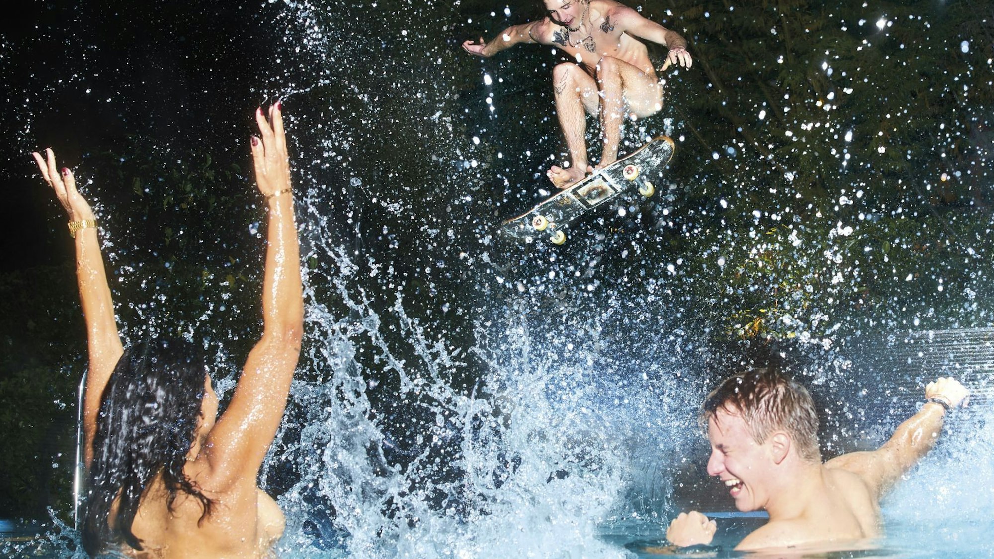 Werbung für Gaffels Fassbrause: Drei nackte Menschen in einem Swimming Pool.