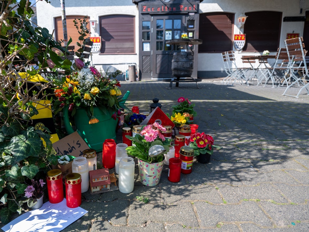 Am Eingang der Gaststätte „Zur alten Post“ in Köln-Weiden liegen am (27. März 2022) Blumen. Soll die Kneipe nach dem Tod des Kult-Wirtes Manfred K. (†73) verkauft werden?