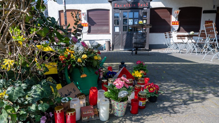 Am Eingang der Gaststätte „Zur alten Post“ in Köln-Weiden liegen am (27. März 2022) Blumen. Soll die Kneipe nach dem Tod des Kult-Wirtes Manfred K. (†73) verkauft werden?
