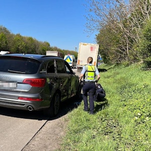 Auf der A4 bei Köln hat es am Mittwoch (20. April 2022) einen schweren Unfall gegeben. Zwischenzeitlich musste die Autobahn gesperrt werden. Unser Foto zeigt den Unfallwagen.