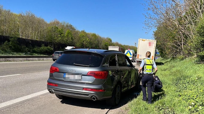 Auf der A4 bei Köln hat es am Mittwoch (20. April 2022) einen schweren Unfall gegeben. Zwischenzeitlich musste die Autobahn gesperrt werden. Unser Foto zeigt den Unfallwagen.