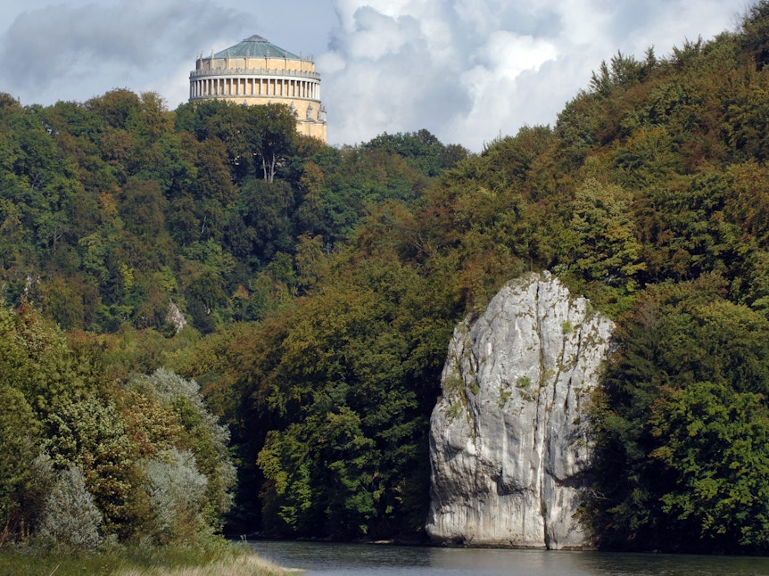 Der „Altmühltal-Panoramaweg“ bietet Ausblicke auf den Donaudurchbruch und die Befreiungshalle in Kelheim.
