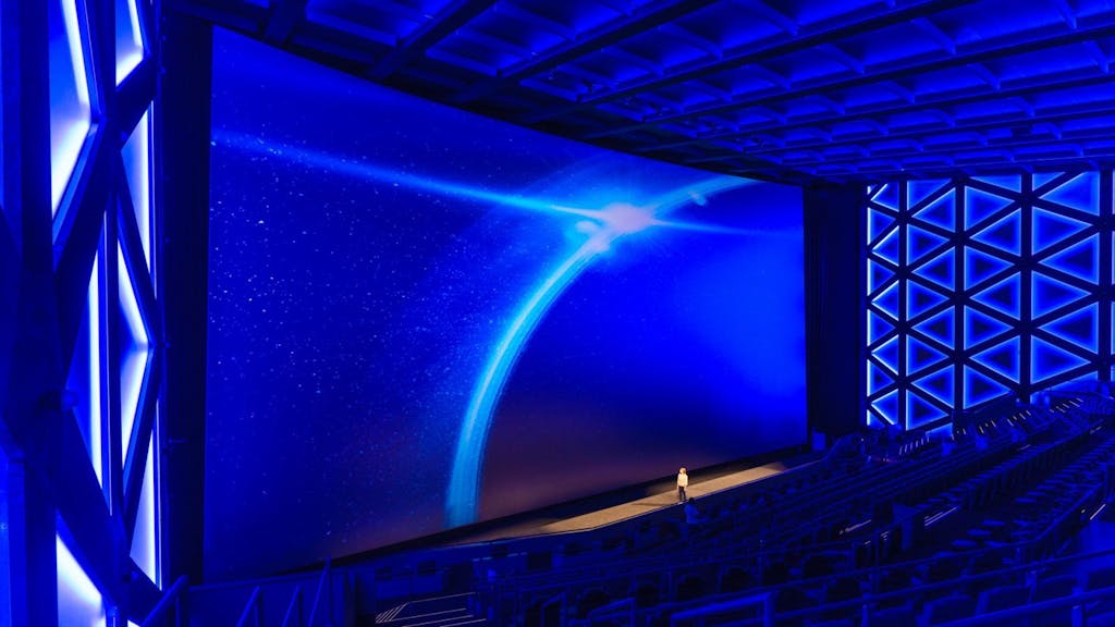 Eine Person vor der größten IMAX-Kinoleinwand der Welt in Leonberg, aufgenommen im September 2021.