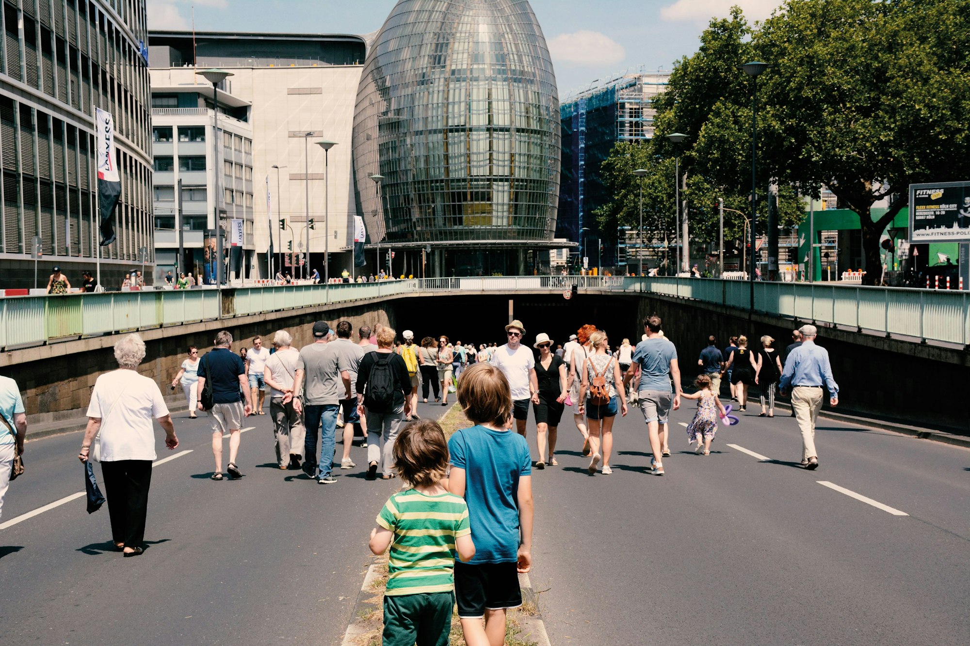 Menschen spazieren 2019 im Zuge des „Strassenland“-Festivals auf der für Autos gesperrten Köln Nord-Süd-Fahrt.
