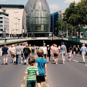 Menschen spazieren 2019 im Zuge des „Strassenland“-Festivals auf der für Autos gesperrten Köln Nord-Süd-Fahrt.