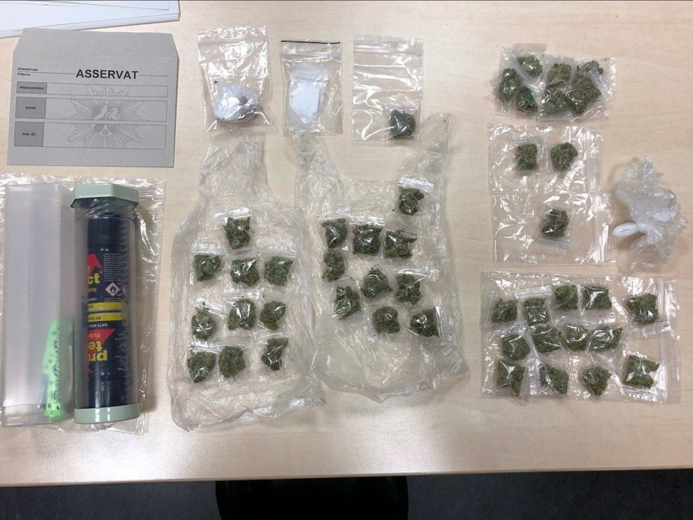 Die Polizei fand am Ebertplatz in den Drogenbunkern unter anderem diese abgepackten Beutel mit Cannabis. Der Einsatz fand am 15. April 2022 statt.