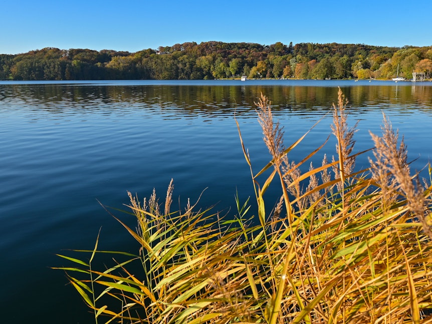 Auf Deutschlands „66-Seen-Fernwanderweg“ warten blaue Seen und grüne Wälder.