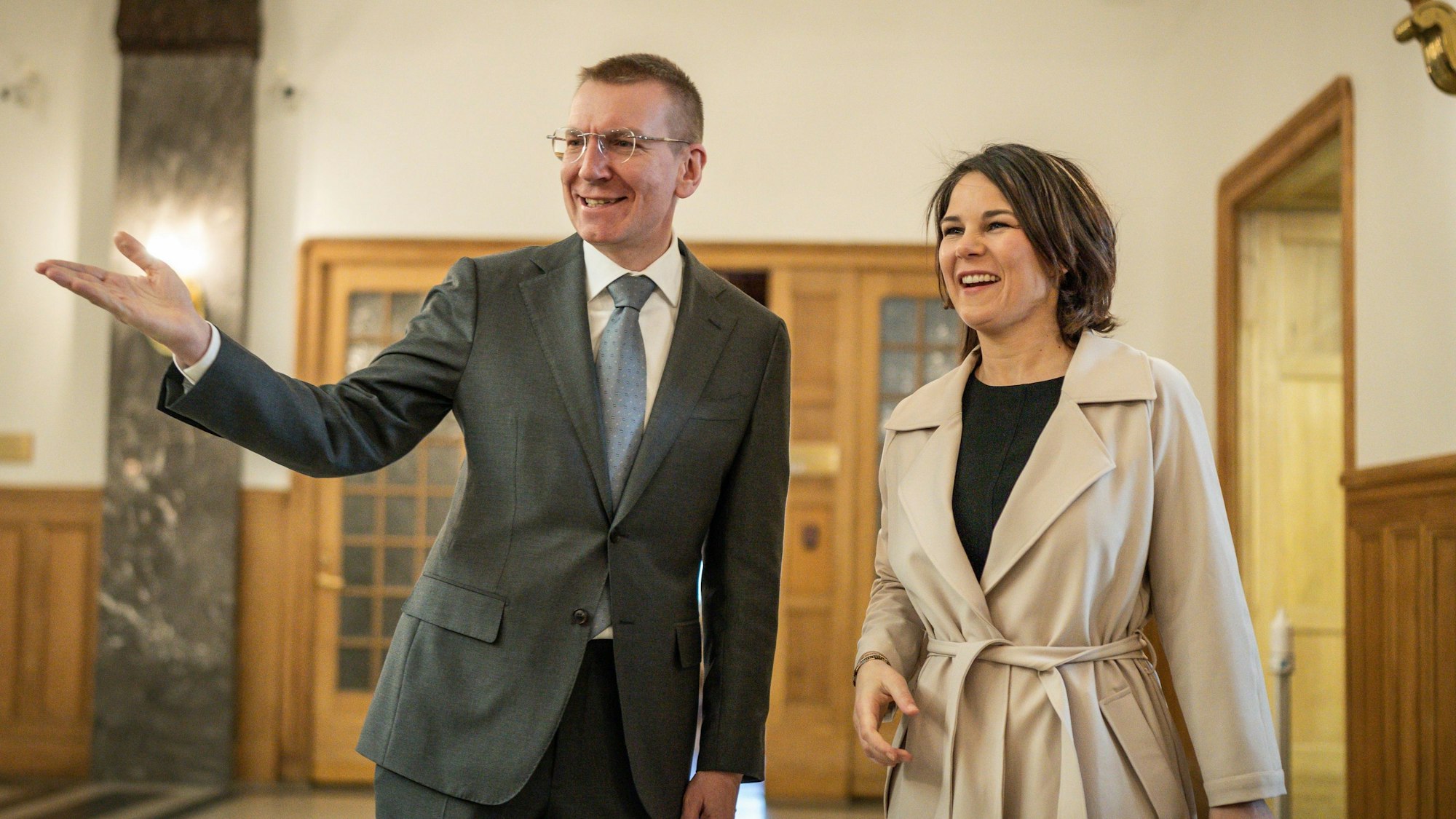 Annalena Baerbock (Bündnis90/Die Grünen), Außenministerin, steht am 20. April 2022 neben dem lettischen Außenminister Edgars Rinkevics