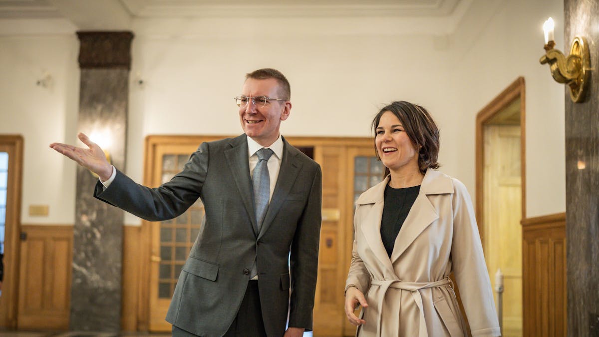 Annalena Baerbock (Bündnis90/Die Grünen), Außenministerin, steht am 20. April 2022 neben dem lettischen Außenminister Edgars Rinkevics