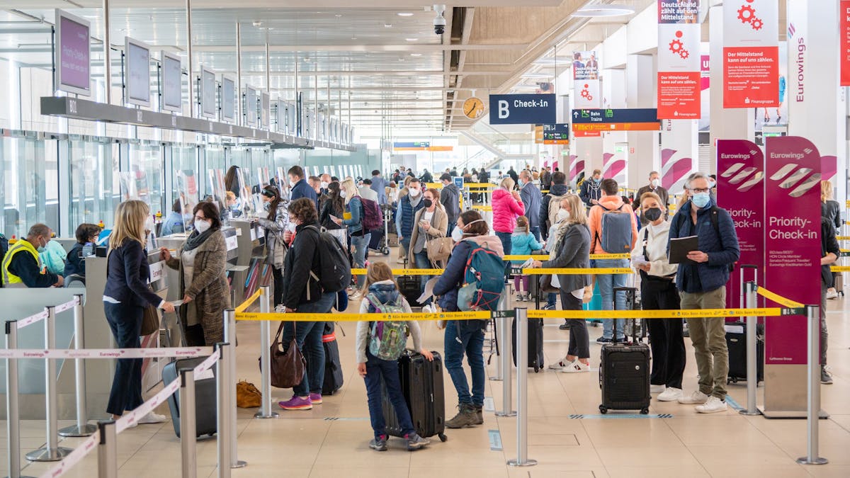 Reisende warten am 26. März 2021 beim Check-in am Flughafen Köln/Bonn. Im Sommer gibt es auch wieder Direktflüge nach Athen.